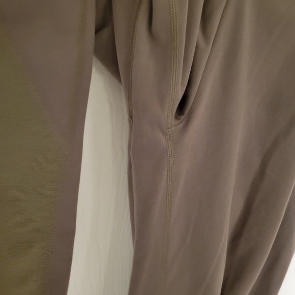 Gym Shark dreamy mesh leggings in Khaki - Picture 4 of 8